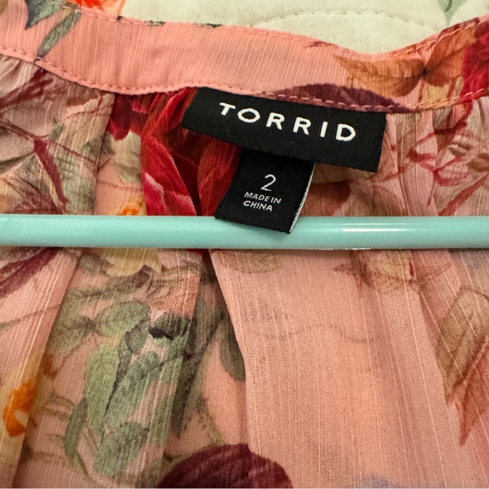 Torrid Pink Floral Blouse with Tie-Neck 🌹 - Picture 4 of 7
